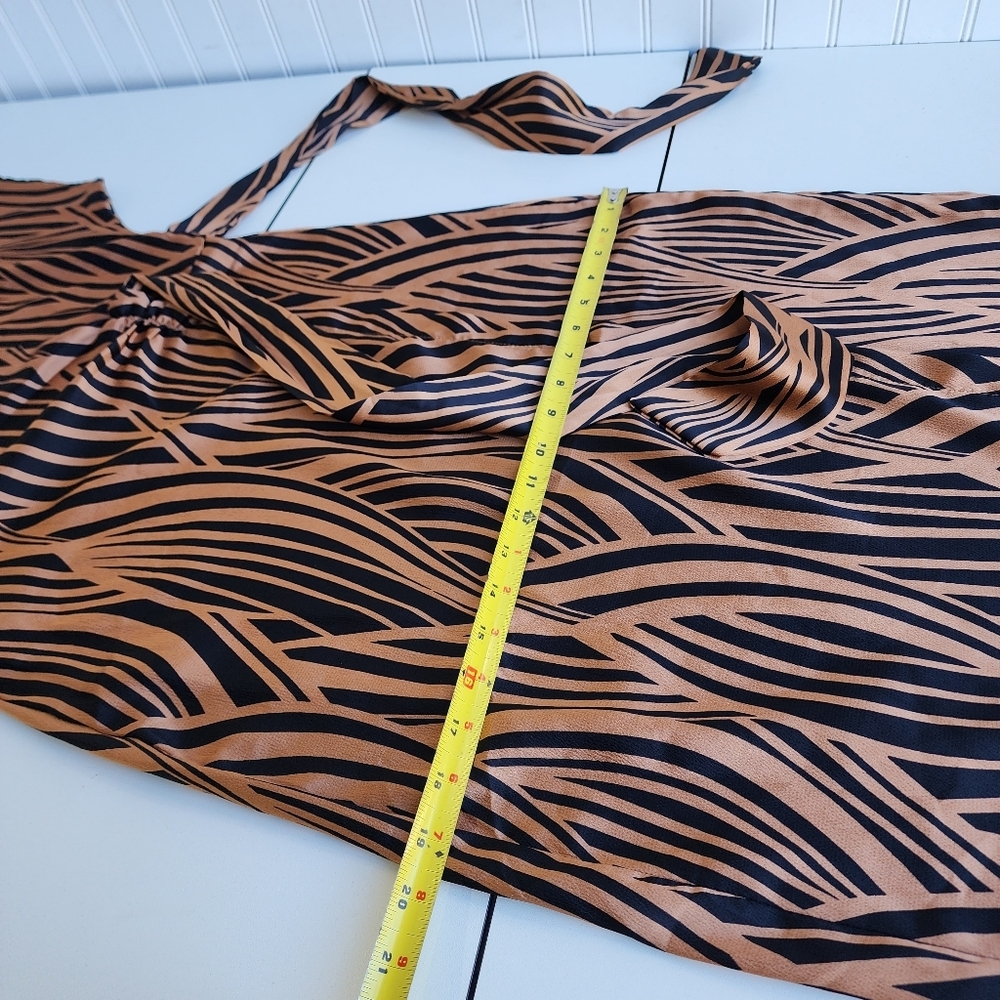 Joie De Vivre Womens Wrap Satin Dress Geo Print Tan Black Short Sleeve Sz M - Picture 12 of 15